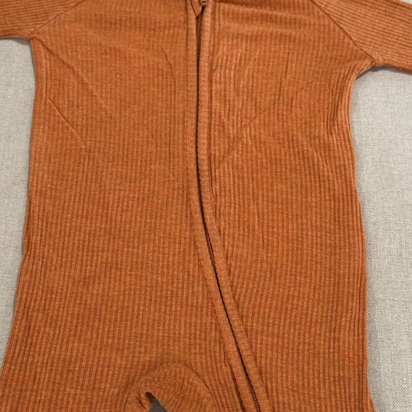 HTF Rust Ribbed Little Sleepies Zippy 3-6mo - Picture 2 of 2